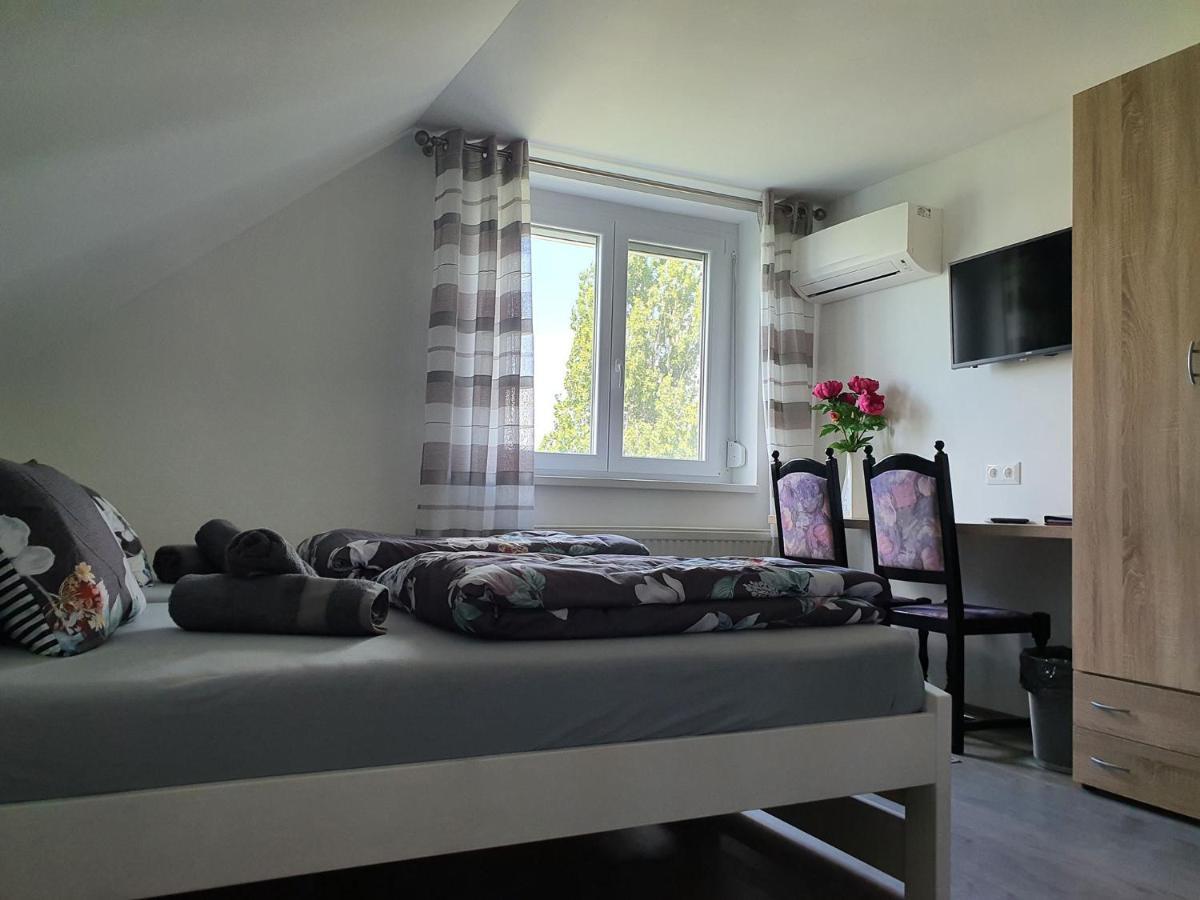 Komárom Monostor Panzio Bed & Breakfast エクステリア 写真