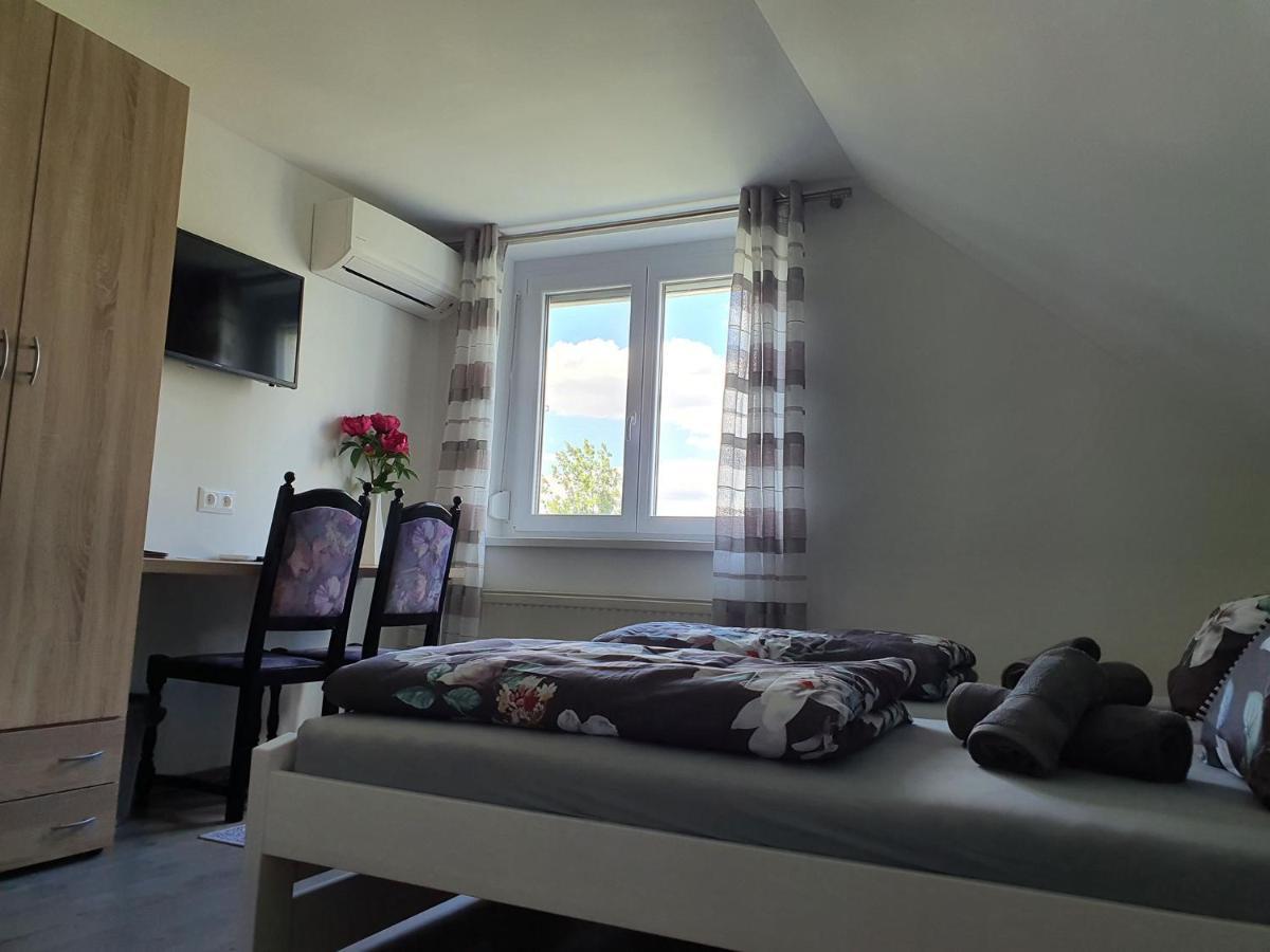 Komárom Monostor Panzio Bed & Breakfast エクステリア 写真